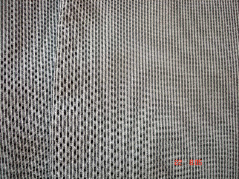 tissu gris/noir rayé blanc 1x1,40m. (K2).