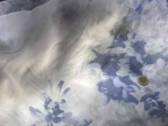 Soie fleuri/blanc/bleu vendu au m(VP810)